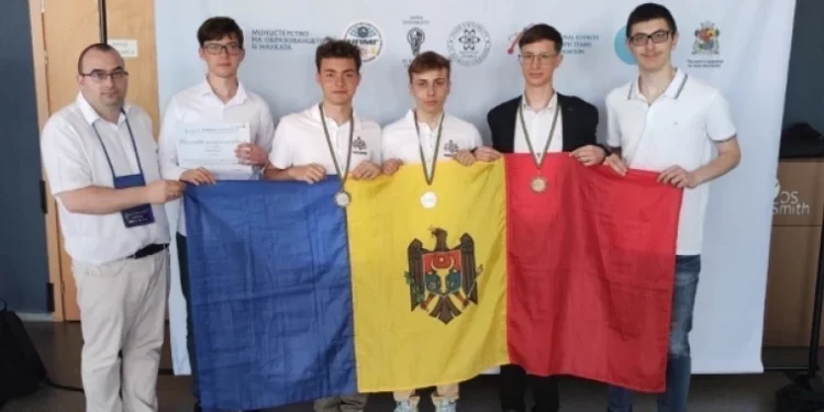 Succes remarcabil pentru elevii moldoveni la Olimpiada Europeană de Fizică: Două medalii de argint, una de bronz și o mențiune de onoare