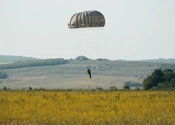 Militarii moldoveni se antrenează la parașutare la Bălți