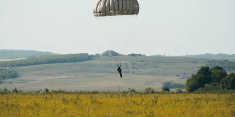 Militarii moldoveni se antrenează la parașutare la Bălți