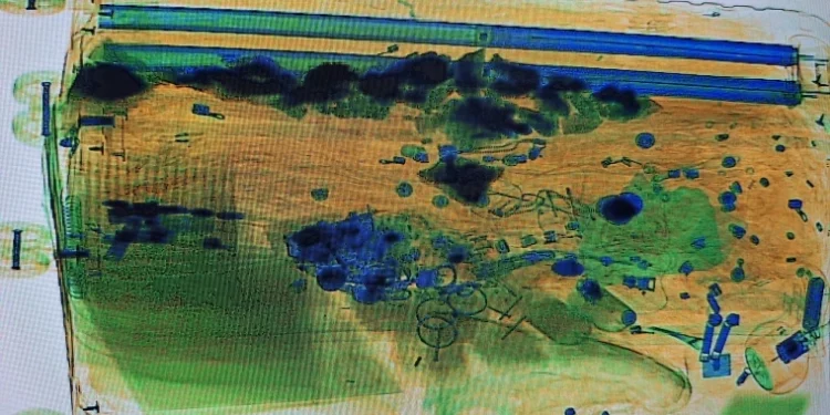 Un tânăr moldovean, prins cu pietre semiprețioase în bagaj