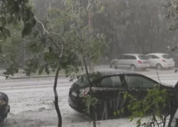 Franța, lovită de furtuni: 100.000 de locuințe fără curent