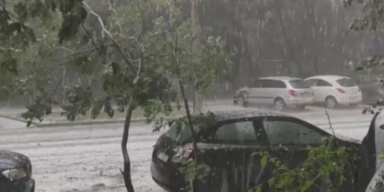 Franța, lovită de furtuni: 100.000 de locuințe fără curent