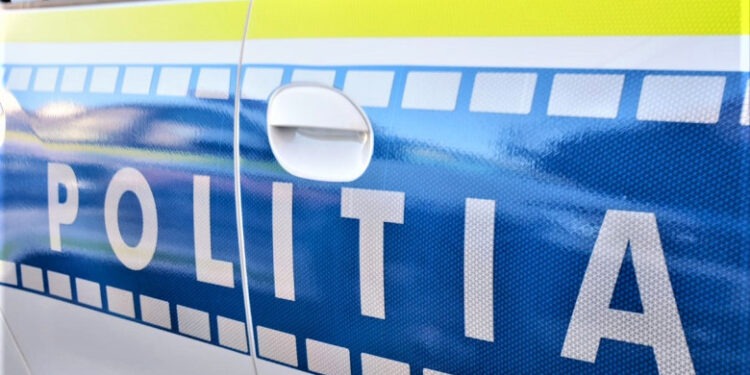 Un bărbat din Caraş- Severin a intrat cu maşina în doi tineri. Toți trei au fost duși la spital