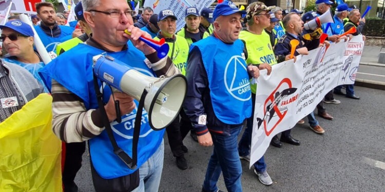 Protest al sindicaliștilor la Cotroceni: au cerut reducerea subvenţiilor şi eliminarea privilegiilor pentru partide şi parlamentari