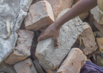 Caz revoltător într-o școală din Dolj: elevi puși să muncească în schimbul notelor de trecere. „Cărau gălețile de 25 kg cu moloz”