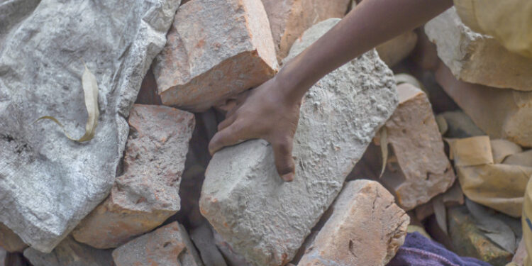 Caz revoltător într-o școală din Dolj: elevi puși să muncească în schimbul notelor de trecere. „Cărau gălețile de 25 kg cu moloz”