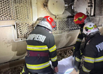 Locomotiva şi două vagoane ale unui tren plin cu benzină au deraiat, la intrarea în CF Măldăeni: sunt scurgeri de combustibil