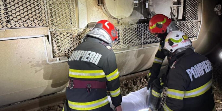 Locomotiva şi două vagoane ale unui tren plin cu benzină au deraiat, la intrarea în CF Măldăeni: sunt scurgeri de combustibil