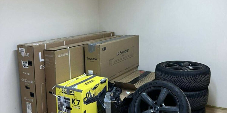 Camion plin cu marfă nedeclarată, oprit la Leușeni: Valoarea bunurilor – 250.000 lei