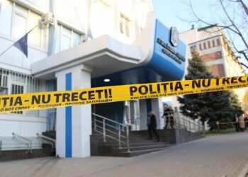 Alarmă falsă cu bombă la Judecătoria Chișinău: Instanța evacuată, faptasul riscă până la 2 ani de închisoare
