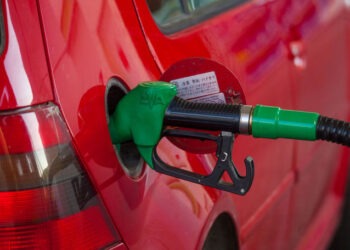 Benzina se ieftinește ușor, iar motorina se scumpește: Noile prețuri plafon