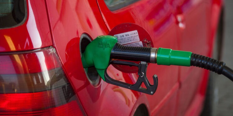 Benzina se ieftinește ușor, iar motorina se scumpește: Noile prețuri plafon