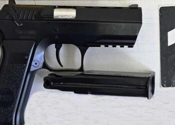 Un moldovean, cercetat în România după ce a fost prins cu un pistol neletal ascuns în mașină