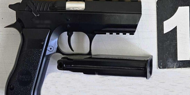 Un moldovean, cercetat în România după ce a fost prins cu un pistol neletal ascuns în mașină