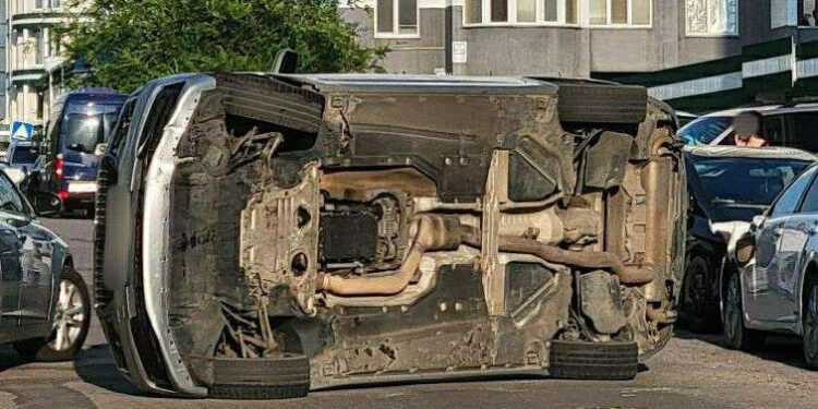 BMW condus de un adolescent fără permis s-a răsturnat după coliziune în Transnistria