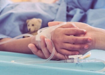 Fetiță de 3 ani, lovită în parc și operată: Medicii au descoperit mărgele metalice în stomacul ei