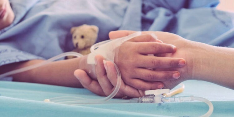 Fetiță de 3 ani, lovită în parc și operată: Medicii au descoperit mărgele metalice în stomacul ei