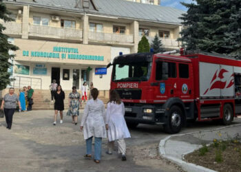 Incendiu la Institutul de Neurologie din Chișinău: 13 echipe de pompieri au intervenit