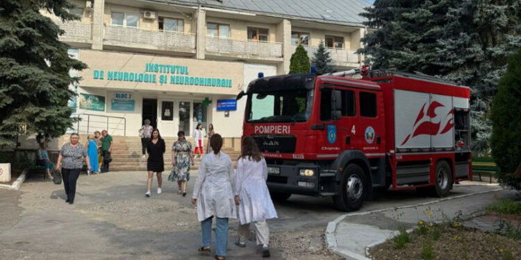 Incendiu la Institutul de Neurologie din Chișinău: 13 echipe de pompieri au intervenit