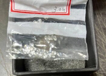 Незадекларированные алмазы обнаружены в посылке, отправленной в Молдову из Индии