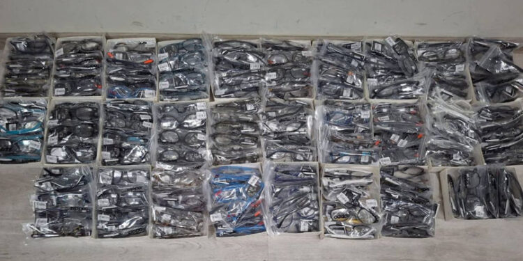 Valiză plină cu ochelari, descoperită la vama Leușeni. Tânăr din Moldova, prins cu marfă nedeclarată