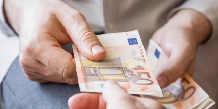 Un bărbat din Moldova a încercat să mituiască un vameș în Rusia