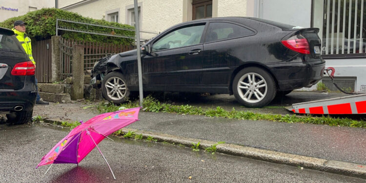 В Германии мужчина наехал на толпу, среди пострадавших — его жена и ребенок
