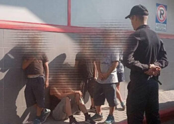 Jefuiau și hărțuiau copii: Cinci minori căutați, reținuți de carabinieri