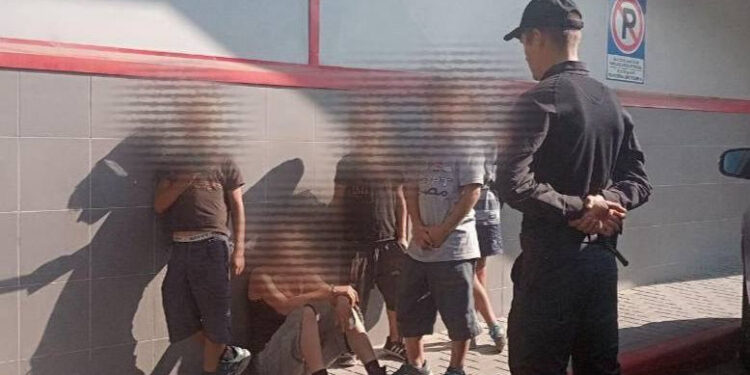 Jefuiau și hărțuiau copii: Cinci minori căutați, reținuți de carabinieri