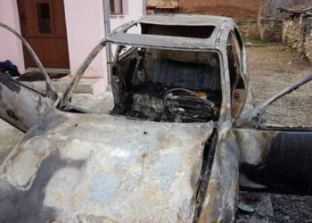 Jiguli făcut scrum la Cioburciu: Incendiu violent pe o stradă locală