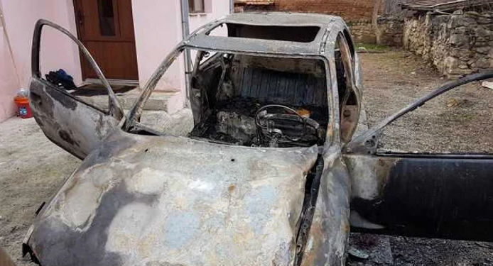 Jiguli făcut scrum la Cioburciu: Incendiu violent pe o stradă locală