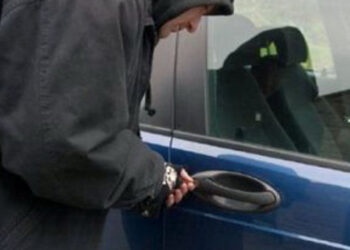 Trei tineri, anchetați pentru furt și răpire de mașini în Criuleni