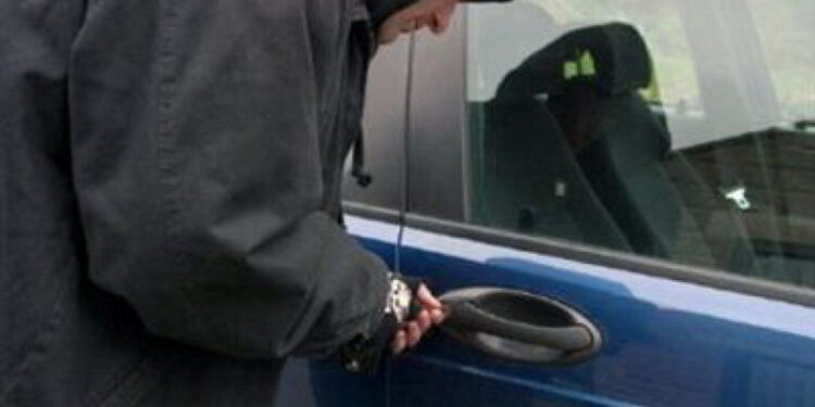 Trei tineri, anchetați pentru furt și răpire de mașini în Criuleni