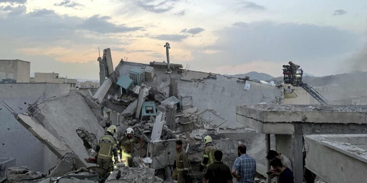 Imaginile distrugerii. Cum arată Israelul după valurile de rachete lansate de Iran