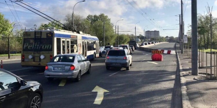 Atenție: Circulația pe podul Mihai Viteazul, deviată pe partea stângă