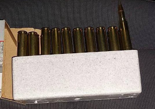 Cartușe pentru carabină, ascunse în plafonul unui microbuz, depistate la vama Cahul