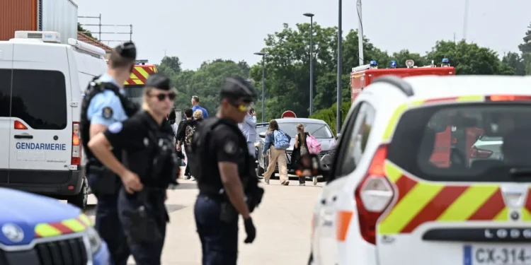 O asistentă școlară din Franța, înjunghiată mortal în timp ce controla ghiozdanele elevilor / Suspectul este un elev de 14 ani