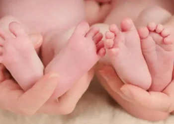 Naștere de urgență la domiciliu: O femeie din Chișinău a adus pe lume gemeni acasă