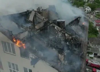 „De la o luni la alta”: La o lună după incendiul din Durlești, zeci de familii trăiesc în întuneric, fără acoperiș și fără ajutor real |VIDEO