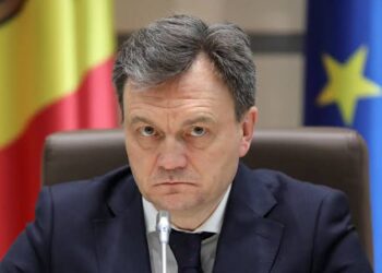 Vizita lui Recean la Orhei: Premierul întâmpinat cu mături și proteste