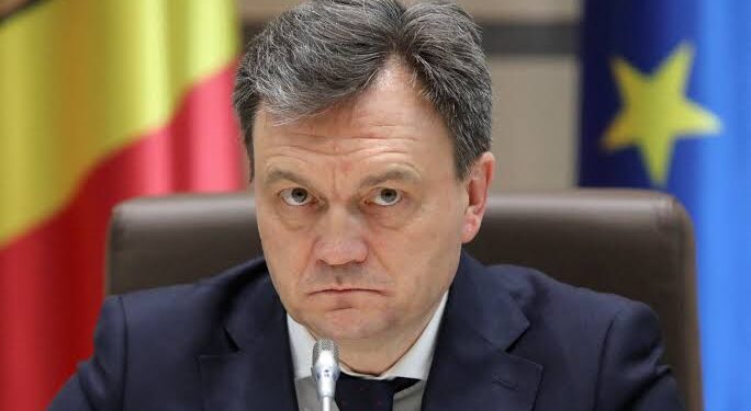 Vizita lui Recean la Orhei: Premierul întâmpinat cu mături și proteste