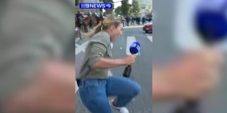 O jurnalistă australiancă, împuşcată cu un glonţ de cauciuc în picior în direct, la Los Angeles, în timpul manifestaţiilor împotriva politicii migraţiei a lui Trump