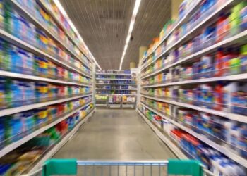 Peste câteva zile românii vor fi loviți de un nou val de scumpiri. Lista cu alimentele care se scumpesc de luna viitoare