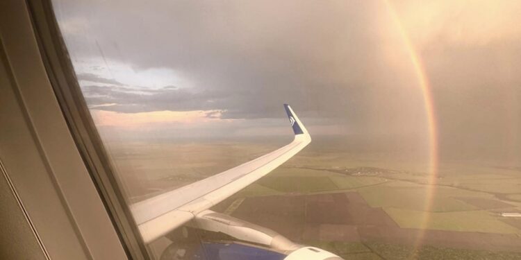 Încă un avion cu 121 de persoane la bord a trecut prin momente dificile: Pilotul a leșinat