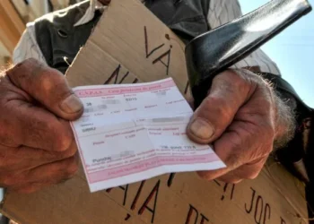 Reacții dure pe rețele la mesajul guvernului despre majorarea pensiilor: „Să trăiască ei din pensia asta!”