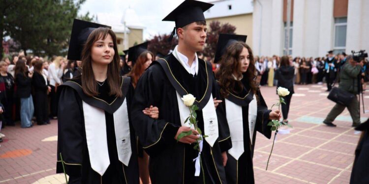 Поздравление от Илана Шора к окончанию учебного года: выпускники и лучшие ученики Оргеева получили премии, а школам Гагаузии подарили технику