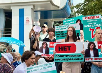 „Instanțele — sub presiunea PAS”: protestatarii din fața Judecătoriei Buiucani au acuzat puterea că a comandat dosarul împotriva Evgheniei Guțul și a Svetlanei Popan