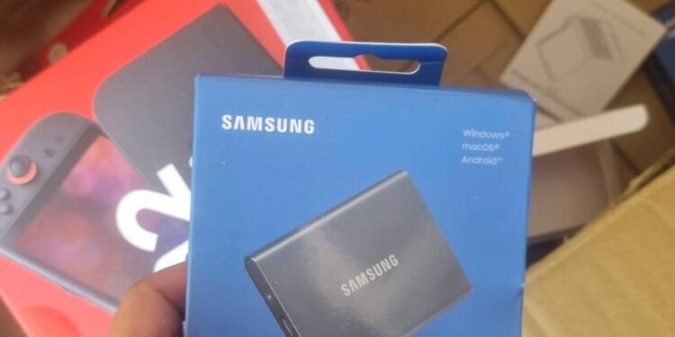 Trei autobuze, zeci de bunuri nedeclarate: Marfă de 170.000 de lei, depistată de vameși