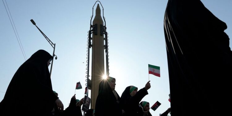 «Это будет болезненно»: в Иране пригрозили ударить по военным базам США