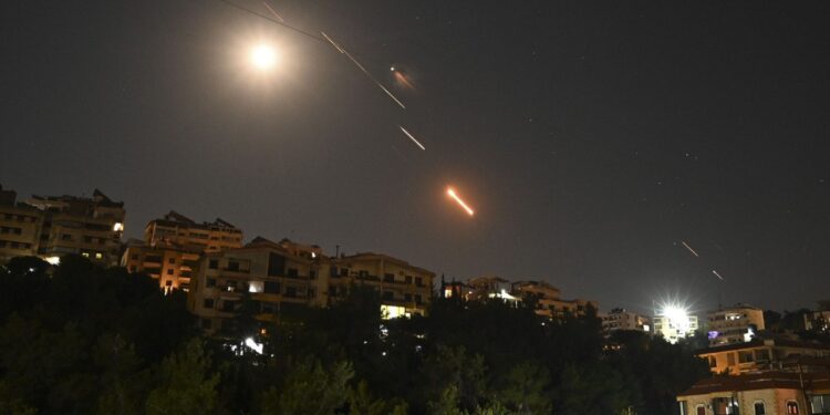 Atacurile Israelului asupra Iranului sugerează o ambiţie mai mare: schimbarea regimului de la Teheran (Reuters)